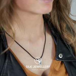 183BLK Silk collier met hanger