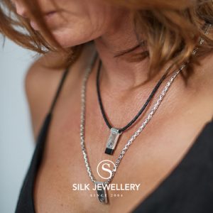 184BLK Silk collier met hanger
